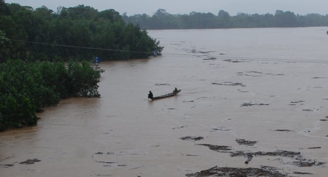 Đánh cá trên sông khi nước lũ về tiềm ẩn rất nhiều rủi ro – Ảnh: QUỐC NAM