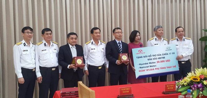Lễ trao tặng gói hỗ trợ 20.000USD giữa Hyundai Motor, Namviet Motor và Tân Cảng Sài Gòn.

