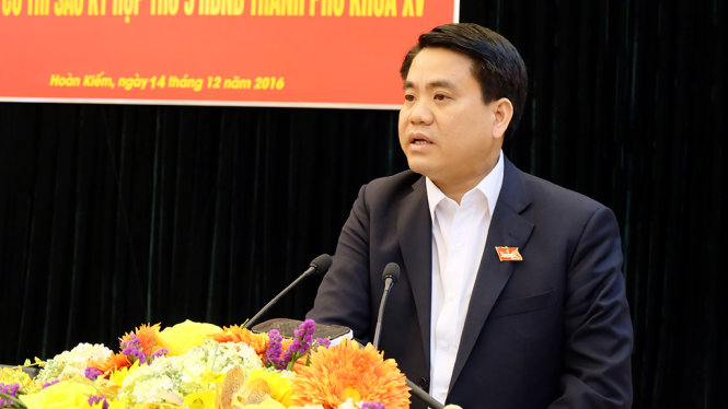 Chủ tịch UBND thành phố Hà Nội Nguyễn Đức Chung trả lời cử tri tại cuộc tiếp xúc ngày 14-12 - Ảnh: XL