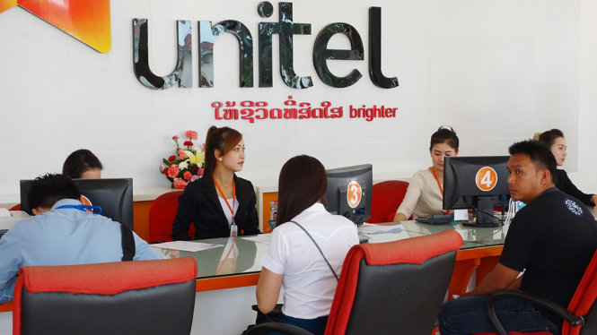 Khách hàng đăng ký dịch vụ di động Unitel - thương hiệu của Viettel tại Lào - Ảnh: K.H