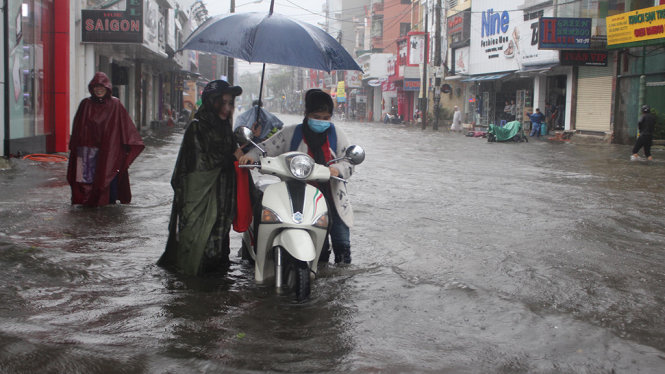 Xe chết máy vì ngập nước trên đường Hùng Vương, trung tâm TP huế trong chiều 15-12 - Ảnh: XUÂN ĐÀO