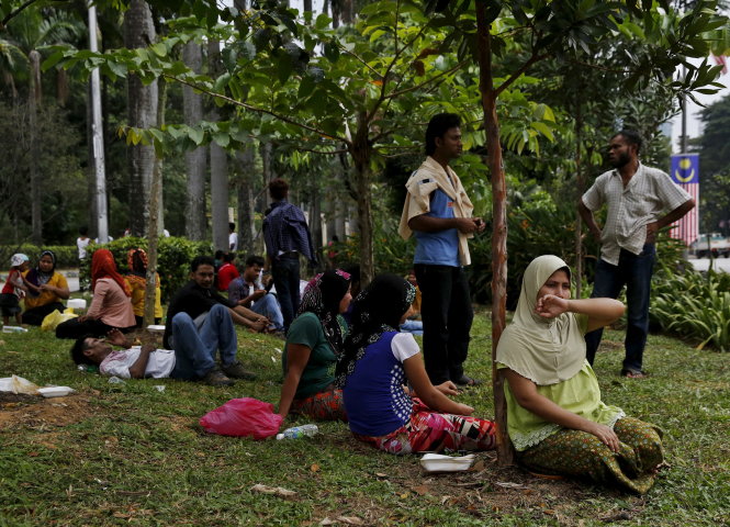 Người tị nạn Rohingya chờ bên ngoài tòa nhà của Cao ủy Liên Hiệp Quốc về người tị nạn ở Kuala Lumpur, Malaysia hồi tháng 8-2015 - Ảnh: Reuters