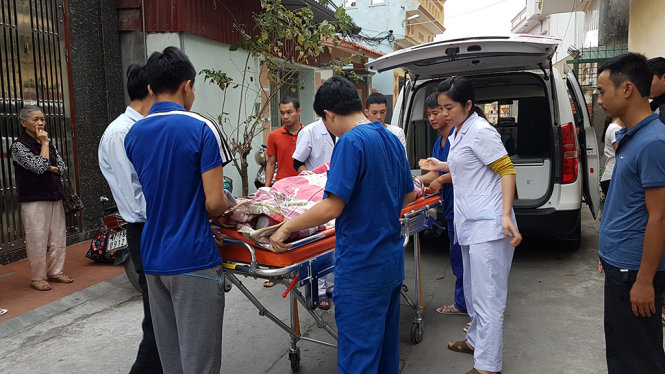 Sau mổ, bệnh nhân được vận chuyển bằng xe cấp cứu 115 về Bệnh viện Phụ sản - Ảnh: HÀ DUNG