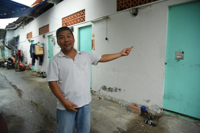 Ông Nguyễn Tấn Khoa, kinh doanh phòng trọ cho thuê tại P.Tân Tạo (Q.Bình Tân), bức xúc về cách tính thuế đối với hộ kinh doanh - Ảnh: HỮU THUẬN