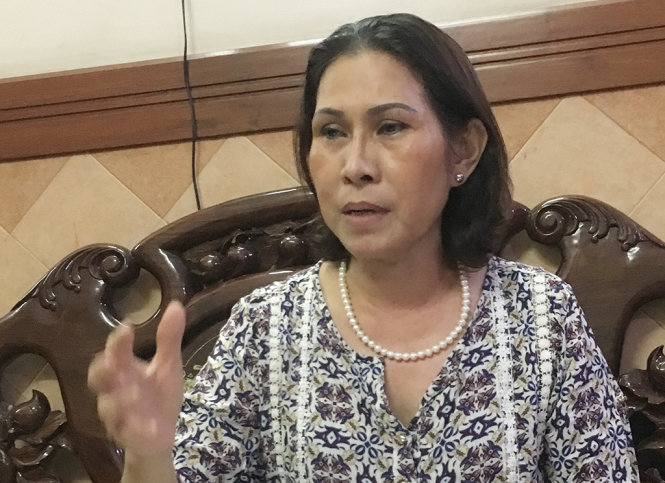 Bà Nguyễn Thị Tiến trao đổi về những khó khăn khi làm thủ tục xây trung tâm dưỡng lão miễn phí - Ảnh: T.N.