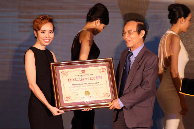 Luật sư Nguyễn Văn Viễn -Hội kỷ lục gia VN trao xác lập kỷ lục VN cho bà Nguyễn Thị Xuân Hoa - Ảnh: GIA TIẾN
