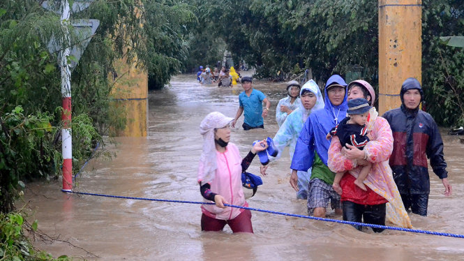 Người nhà các học trò Trường mẫu giáo An Hiệp, huyện Tuy An (Phú Yên) vui mừng đón con em mình sau khi được các cô giáo cứu thoát - Ảnh: NGỌC THẮNG