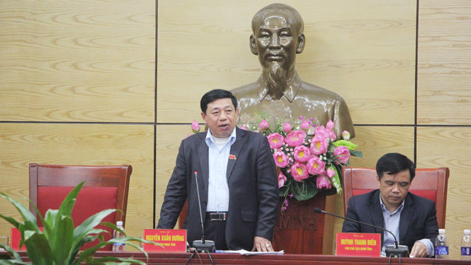 Ông Nguyễn Xuân Đường, chủ tịch UBND tỉnh Nghệ An chủ trì buổi đối thoại với chủ đầu tư 17 dự án chung cư cao tầng đang bị tạm đình chỉ - Ảnh: DOÃN HÒA