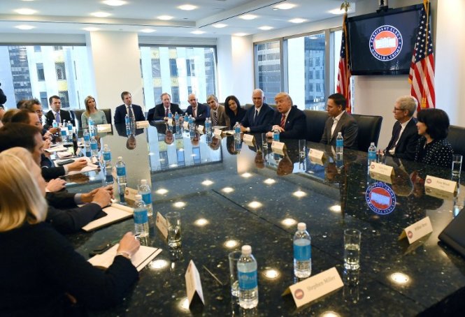 Quang cảnh cuộc họp giữa ông Trump và các giám đốc điều hành trong ngành công nghệ tại Trump Tower - Ảnh: AFP