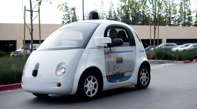 Xe tự hành Google thử nghiệm trên đường ở Moutain View, California, Mỹ vào tháng 1-2016 - Ảnh: AFP