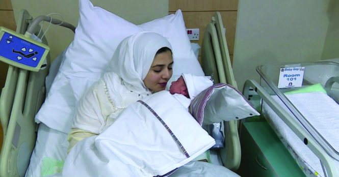 Moaza Al Matrooshi đã sinh con nhờ buồng trứng đông lạnh từ lúc bé - Ảnh: BBC