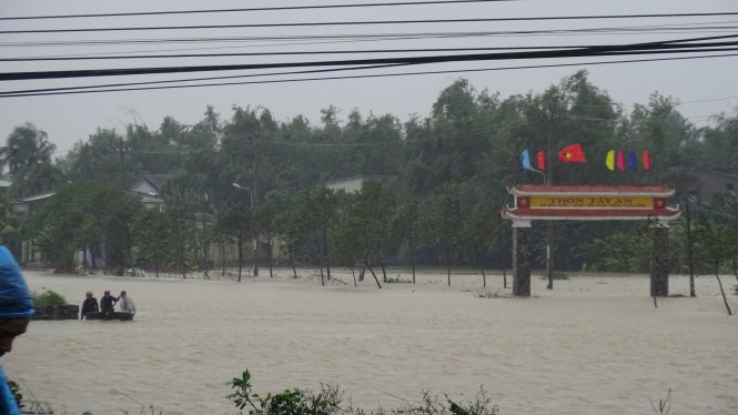 Đường vào thôn Tây An (xã Hòa Châu, huyện Hòa Vang, Đà Nẵng) bị ngập sâu trong nước lũ - Ảnh: Trường Trung