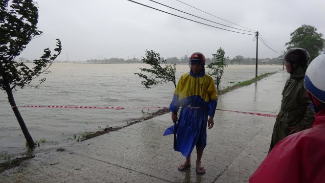 Tới đầu giờ chiều 16-12, nhiều thôn xóm ở huyện Hòa Vang, TP Đà Nẵng vẫn tiếp tục ngập sâu và bị cô lập - Ảnh: Trường Trung