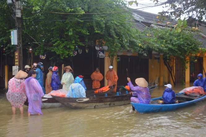 Hàng chục ghe thuyền túc trực đưa đón người dân và du khách - Ảnh: Thanh Ba