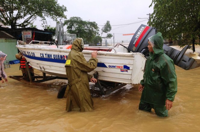Lực lượng công an huyện Đại Lộc đưa ca nô đến điểm ngập lũ để đưa sản phụ tới bệnh viện sinh. Ảnh: Công an huyện Đại Lộc