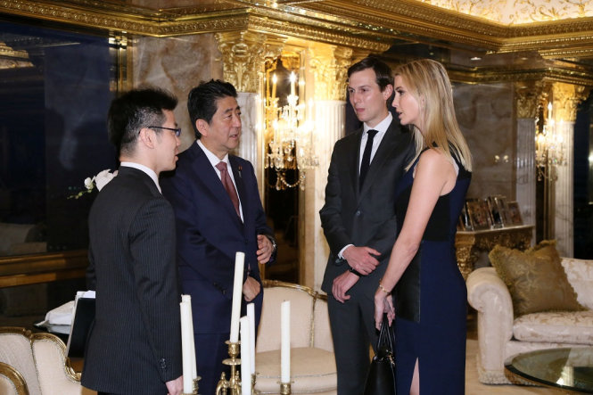 Thủ tướng Nhật Bản Shinzo Abe gặp gỡ cô Ivanka Trump và chồng cô, ông Jared Kushner, tại tòa nhà Trump Tower ở Manhattan, New York ngày 17-11-2016 - Ảnh: Reuters