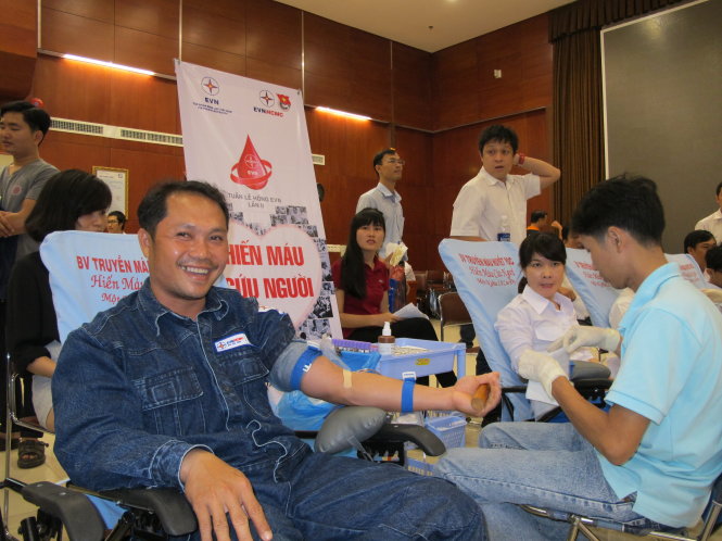 Anh thợ điện Lê Hoàng Nam hiến máu tình nguyện - Ảnh: K.Anh