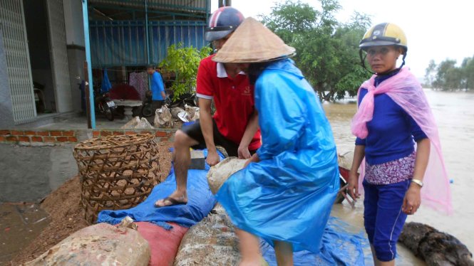 Đổ đá ngăn nước lũ gây xói lở nhà ở khu vực Huỳnh Kim, phường Nhơn Hòa (TX An Nhơn) - Ảnh: Trọng Lợi