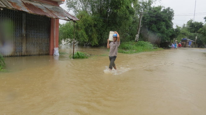 Hối hả chạy lụt - Ảnh: Mạnh Hoài Nam