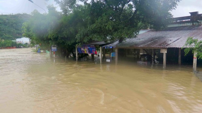 Nhiều khu dân cư ở thị xã An Nhơn đã ngập sâu trong nước lũ - Ảnh: Trường An