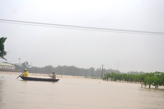 Nước lũ ngập sâu tại huyện Đại Lộc sáng 16-12 - Ảnh: Lê Trung