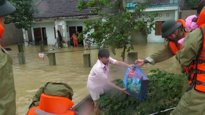 Cứu trợ khẩn cấp người dân thôn Phú Sơn, phường Nhơn Hòa, thị xã An Nhơn bị nước lũ cô lập trong nhiều ngày qua - Ảnh: Trường An