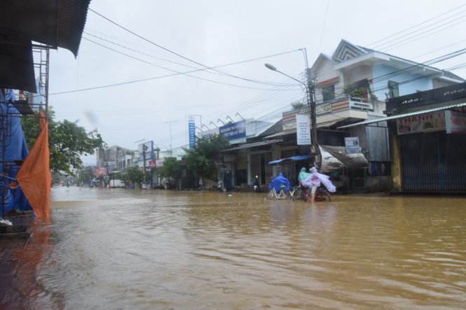 Thị trấn Bồng Sơn và sông Lại Giang nước lũ đang dâng cao, nhiều ngôi nhà và tuyến đường bị ngập trong mưa lũ