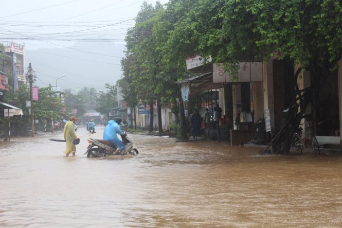 Thị trấn Bồng Sơn và sông Lại Giang nước lũ đang dâng cao, nhiều ngôi nhà và tuyến đường bị ngập trong mưa lũ