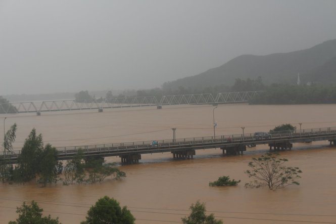 Thị trấn Bồng Sơn và sông Lại Giang nước lũ đang dâng cao, nhiều ngôi nhà và tuyến đường bị ngập trong mưa lũ