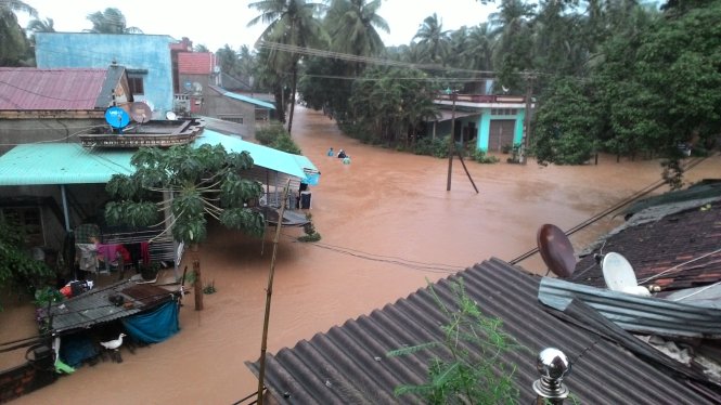 Thị trấn Bồng Sơn và sông Lại Giang nước lũ đang dâng cao, nhiều ngôi nhà và tuyến đường bị ngập trong mưa lũ