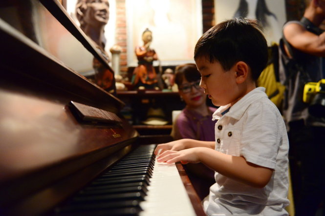 Evan Le chơi đàn trong phòng của cố nhạc sĩ Trịnh Công Sơn - Ảnh: Quang Định