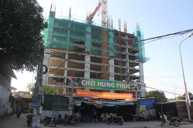 Dự án chung cư và trung tâm thương mại 31 tầng tại phường Hưng Phúc, TP Vinh (Nghệ An) đang bị tạm đình chỉ do có cần cẩu tháp vươn ra khỏi đất thực hiện dự án - Ảnh: Doãn Hòa