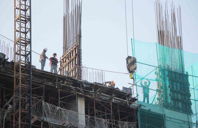 Công nhân thi công tại dự án chung cư và trung tâm thương mại 31 tầng phường Hưng Phúc, TP Vinh - Ảnh: Doãn Hòa