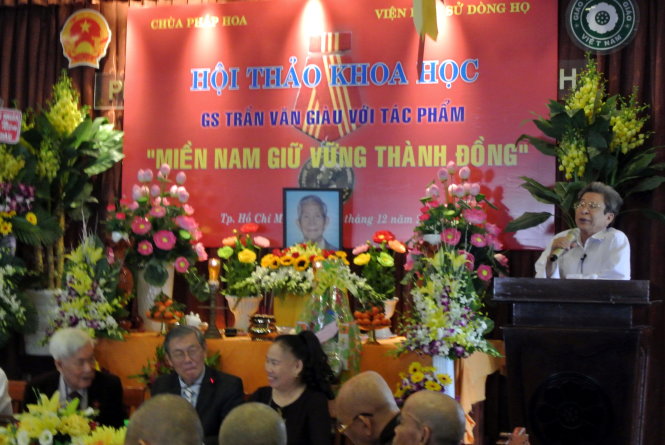 ​TS Hồ Bá Thâm đang trình bày tham luận về vai trò của GS Trần Văn Giàu trong giới trí thức sử học Việt Nam. Ảnh: T.V.