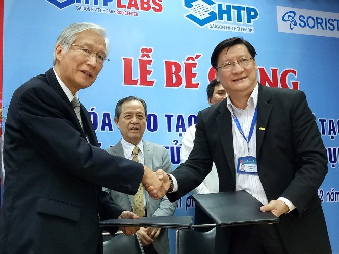 GS. Susumu Sugiyama (Nhật Bản, trái) ký kết hợp tác với Khu Công nghệ cao TP.HCM. - Ảnh: Đức Thiện