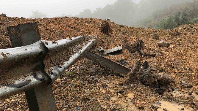 Ta luy théo bị gãy cong do sức ép từ lượng đất đá bị cuốn xuống vực  - Ảnh: Mai Vinh