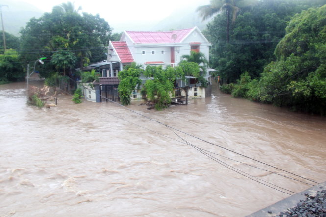 Một ngôi nhà tại thôn Cát Lợi, xã Vĩnh Lương (TP Nha Trang) bị chìm sâu trong nước - Ảnh: Trung Tân