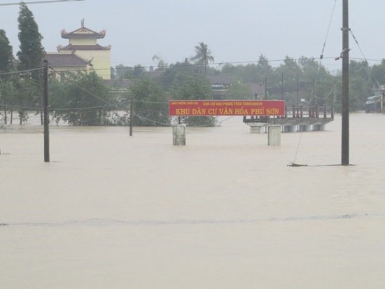 Quốc lộ 19 đoạn qua phường Nhơn Hòa bị ngập sâu - Ảnh: Tiến Sĩ
