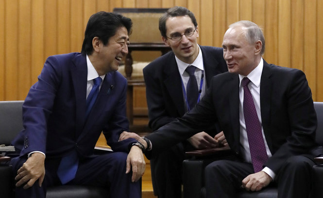Khoảnh khắc thân mật giữa tổng thống Nga Vladimir Putin và thủ tướng Nhật Bản Shinzo Abe trong cuộc gặp giữa hai người tại Tokyo, Nhật Bản ngày 16-12-2016 - Ảnh: Reuters