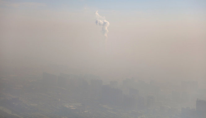 Cột khói bốc lên từ một nhà máy trong bối cảnh ô nhiễm không khí đạt mức cảnh báo đỏ tại phía bắc Trung Quốc - Ảnh: Reuters