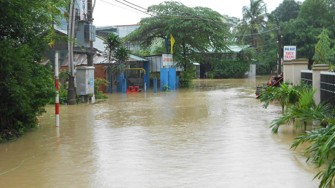 Đến trưa 17-12, nhiều khu dân cư ở xã Phước Lộc (huyện Tuy Phước, tỉnh Bình Định) vẫn còn ngập sâu - Ảnh: TRỌNG LỢI