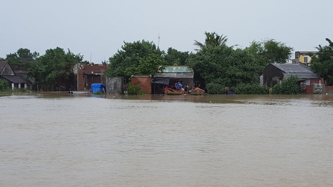 Đến sáng 17-12, nhiều địa phương ở huyện Tuy Phước vẫn còn bị ngập sâu trong lũ - Ảnh: DUY THANH