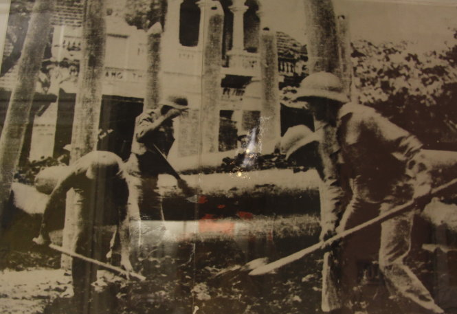 Quân dân Hà Nội dựng chiến lũy trên đường phố Hà Nội - Ảnh tư liệu Q.V. chụp lại