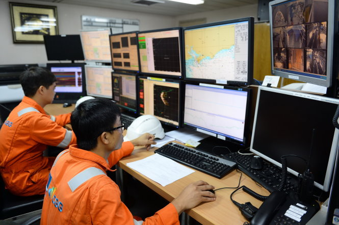 Các kỹ sư trong đội địa chấn tập trung theo dõi số liệu được truyền về từ lòng biển hiển thị trên hàng chục màn hình - Ảnh: THUẬN THẮNG