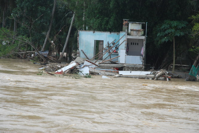 Một ngôi nhà bị nước lũ xé gây hư hỏng hoàn toàn tại thôn Lương Thái - Ảnh: B.D