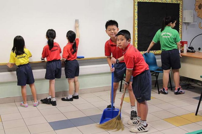 Hoạt động vệ sinh trường lớp giúp “trau dồi thói quen sống tích cực cho học sinh ở cả trường học và ở nhà” - Ảnh: Straits Times