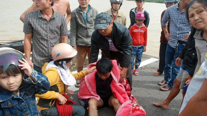 Người đàn ông sau khi bị đuối nước được người dân cứu lên và tổ chức sơ cứu