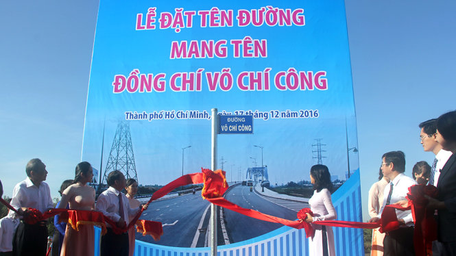 Các đại biểu thực hiện nghi thức gắn bảng tên đường Võ Chí Công cho đường vành đai phía đông - Ảnh Q.KHẢI
