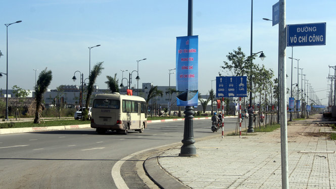 Một đoạn đường Võ Chí Công, đoạn dưới chân cầu Phú Hữu (Q.9) được lãnh đạo TP kỳ vọng góp phần giải quyết ùn tắc giao thông ở nội đô và cửa ngõ đông bắc TP - Ảnh Q.KHẢI