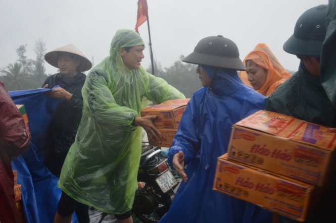 Bất chấp trời mưa, đoàn cứu trợ vẫn nhiệt tình đưa hàng cứu trợ đến tận tay bà con Hội An - Ảnh: Thanh Ba
